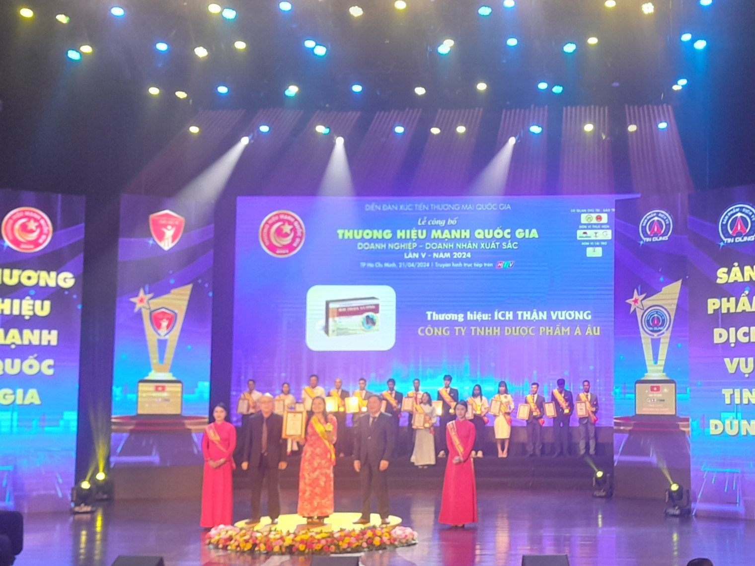 Đại diện nhãn hàng Ích Thận Vương nhận giải thưởng Top 10 Thương hiệu mạnh Quốc gia năm 2024